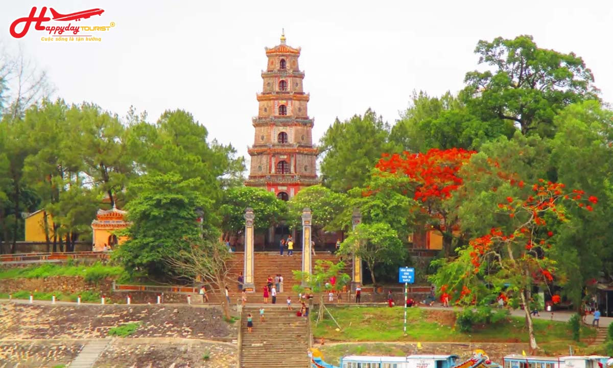 Tháp Phước Duyên uy nghiêm tại chùa Thiên Mụ nhìn từ sông Hương ở Huế