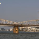 Kinh nghiệm nghe ca Huế trên sông hương: mũi thuyền rồng du lịch trên sông Hương hướng về cầu Trường Tiền Huế