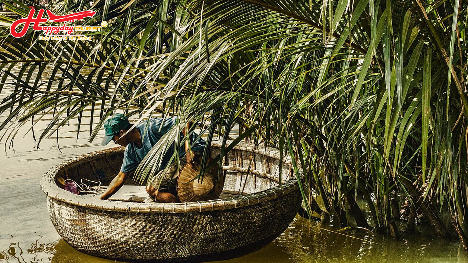 Thuyền thúng len lỏi giữa rặng dừa nước tại Rừng Dừa Bảy Mẫu Cẩm Thanh Hội An