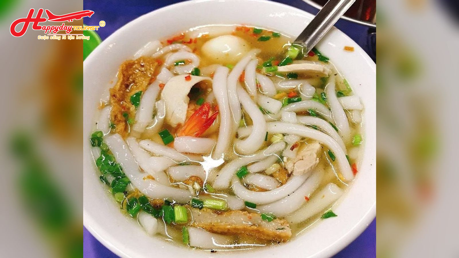 Tô bánh canh bột lọc nóng hổi với trứng cút, chả và hành lá hấp dẫn ở Huế