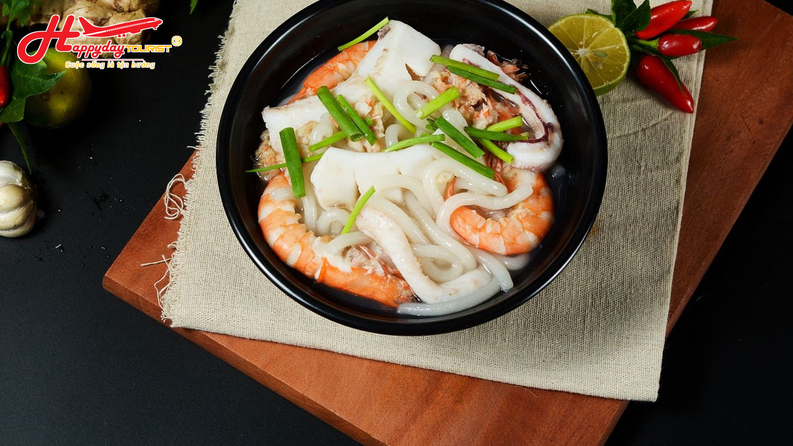 Tô bánh canh nóng hổi với tôm mực tươi ngon thích hợp cho bữa tối
