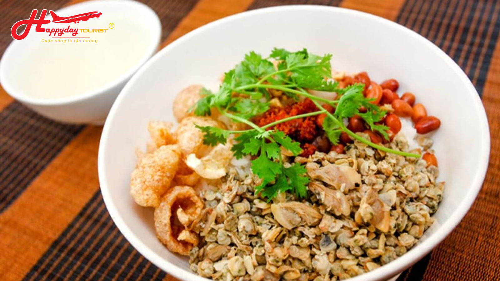 Tô cơm hến Huế truyền thống kèm tóp mỡ, đậu phộng và ớt xào thơm ngon