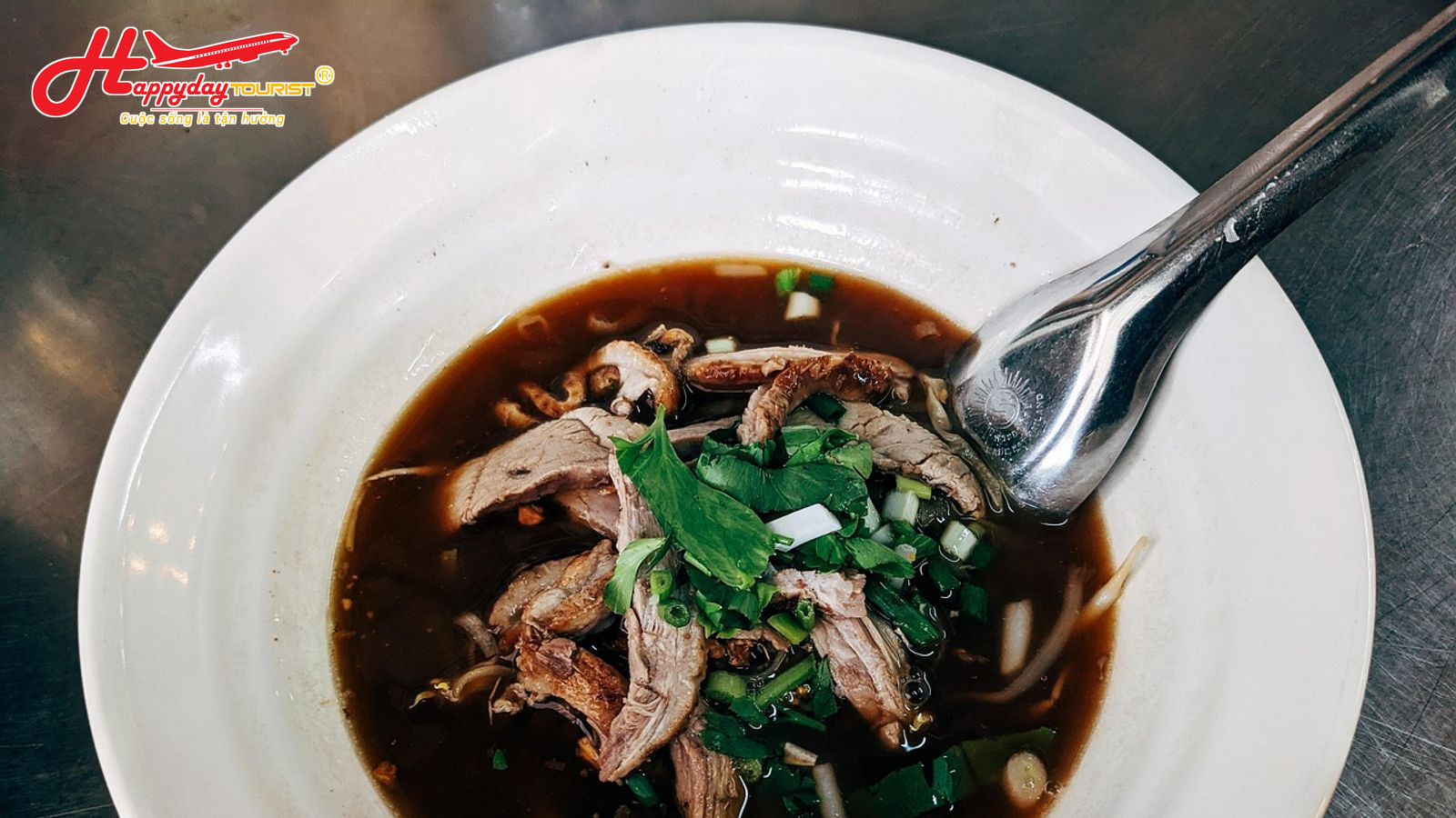 Tô thịt vịt nước dùng ấm nóng thơm ngon cho đêm lạnh