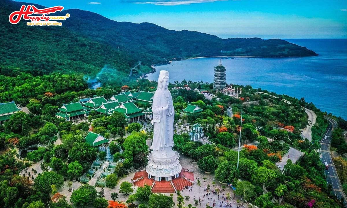 Toàn cảnh chùa Linh Ứng trên bán đảo Sơn Trà nhìn từ trên cao ở Hội An