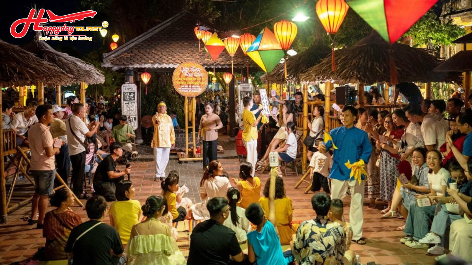Sân chơi bài Chòi Hội An về đêm với các chòi tre nhỏ và đông đảo người tham gia