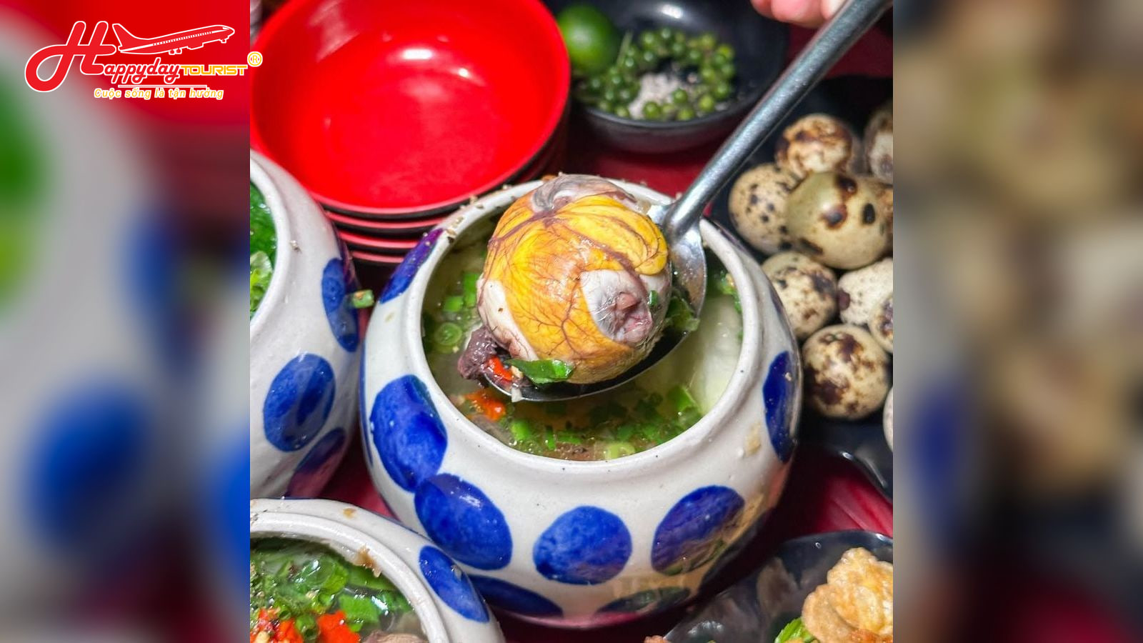 Thố đất đựng trứng vịt lộn om bầu nóng hổi, nước dùng sóng sánh với hành lá và ớt ở Huế