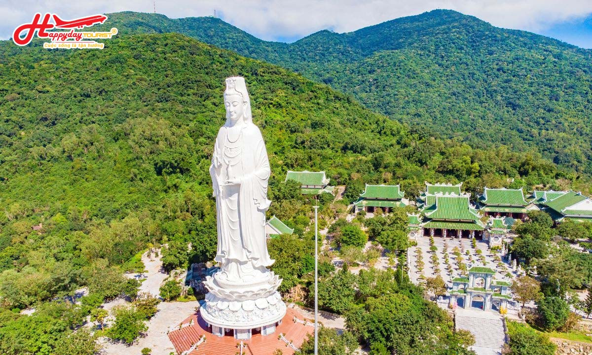 Tượng Phật Bà Quán Thế Âm Bồ Tát uy nghi tại chùa Linh Ứng Bãi Bụt trên bán đảo Sơn Trà ở Sơn Trà