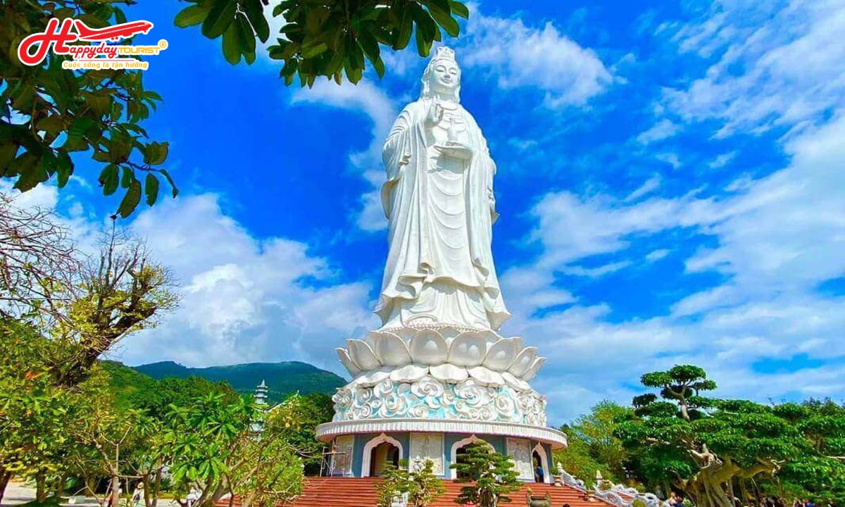 Tượng Phật Bà Quán Thế Âm cao lớn sừng sững tại chùa Linh Ứng Bãi Bụt Sơn Trà