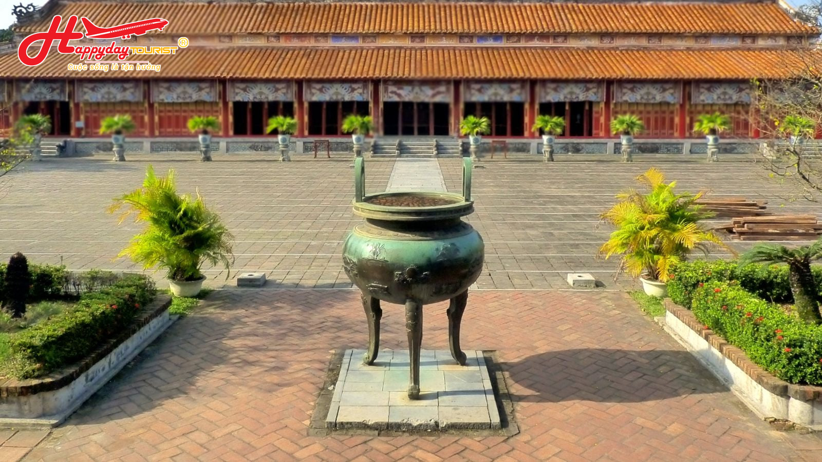 Cổ kính với hàng cột gỗ và mái ngói