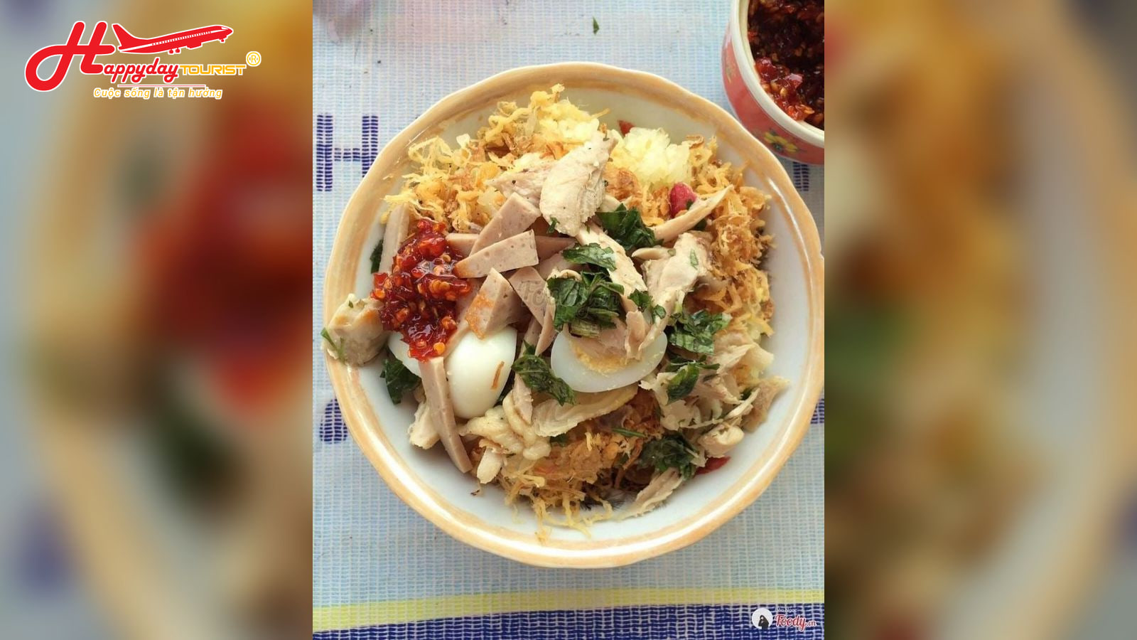 Tô xôi gà bóp đầy ắp thịt gà xé, chả lụa, trứng cút và rau răm hấp dẫn ở Huế