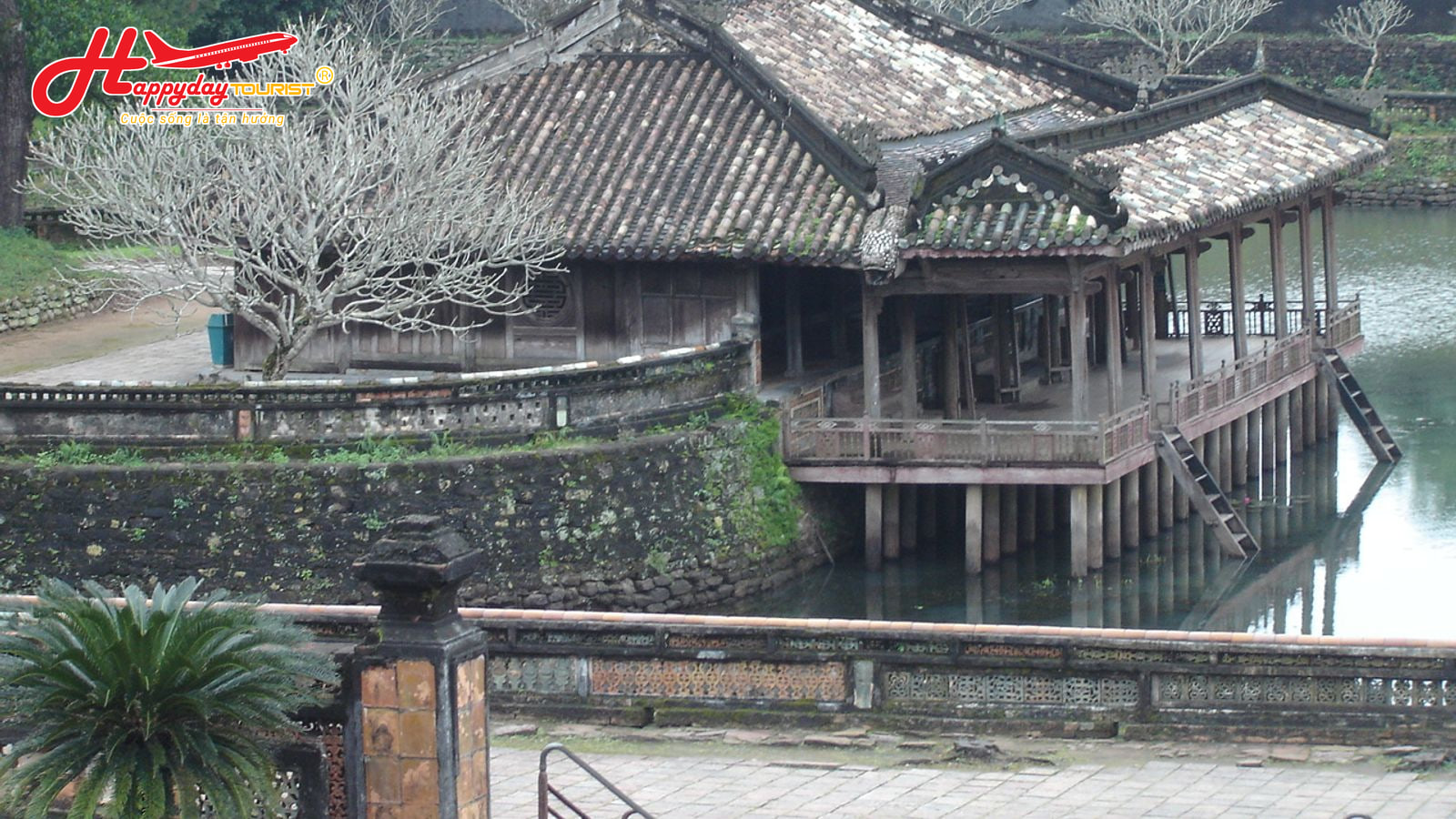 Xung Khiêm Tạ trầm mặc bên hồ Lưu Khiêm tại Lăng Tự Đức